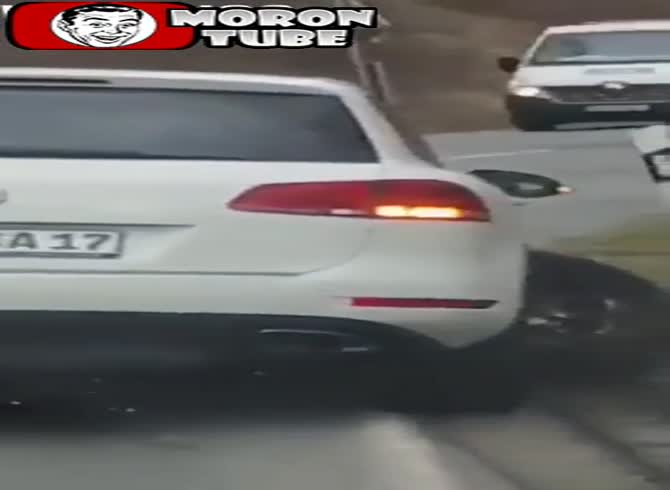 Video :He continues to drive despite his automobile being wrecked!